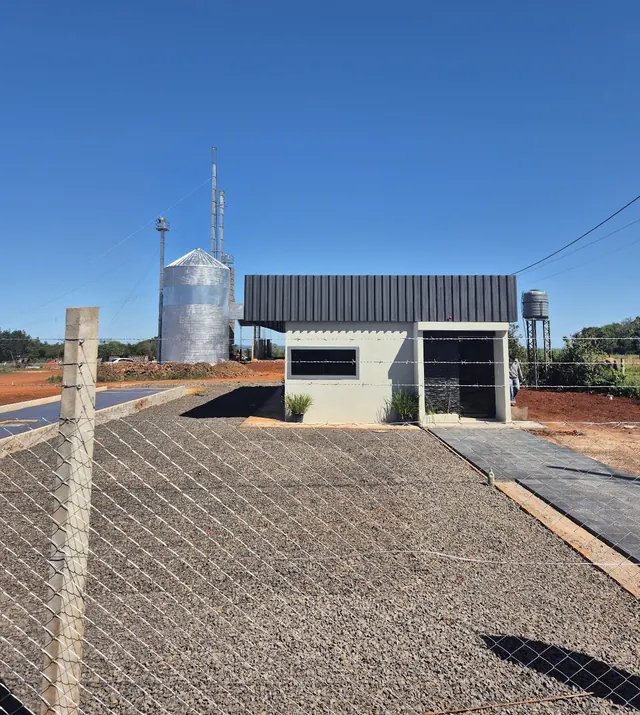 Planta de AGRICOM: silo metálico y oficina sobre la ruta PY08